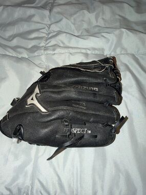 Mizuno Black Leather Prospect Infield Baseball Glove 10.75 left hand throw